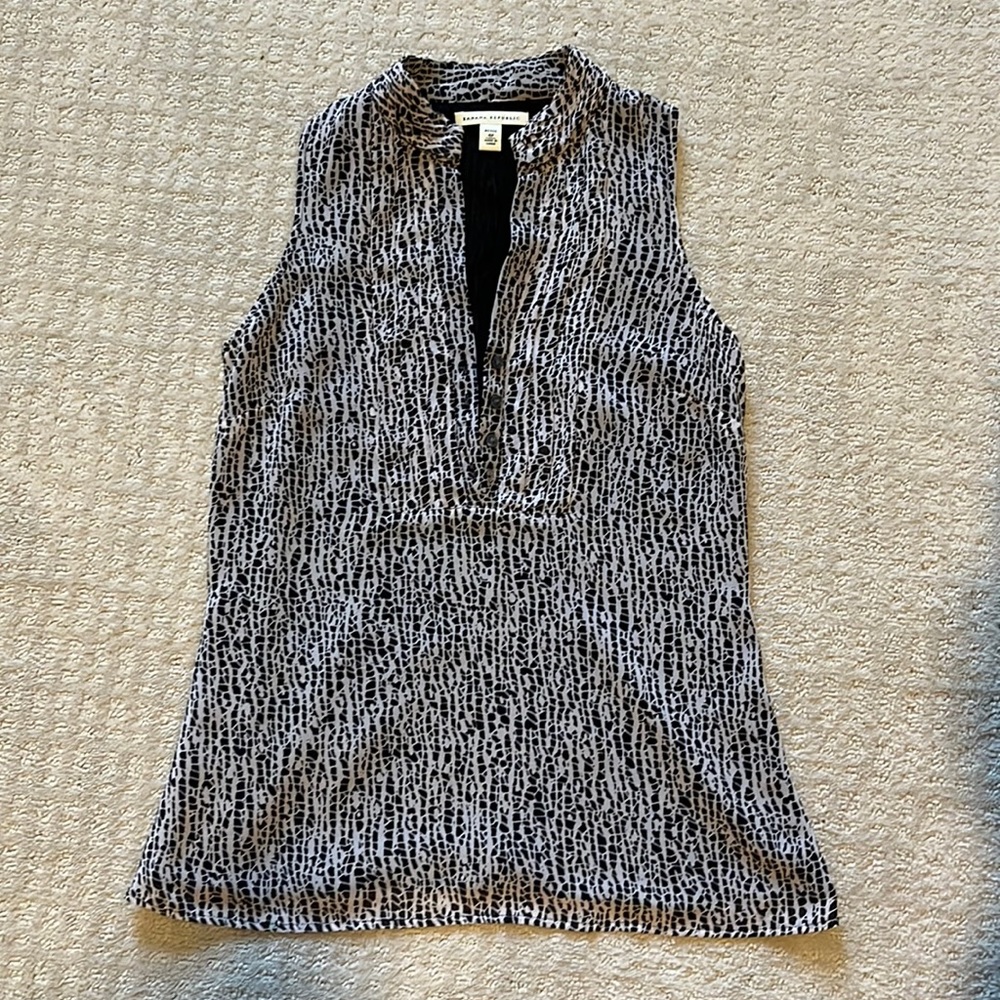Banana Republic sleeveless blouse in black/grayish beige